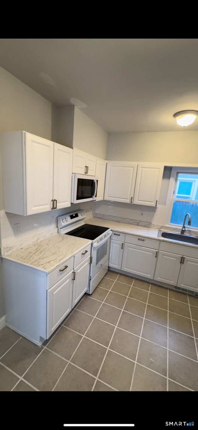 Building Photo - 95 New Canaan Ave