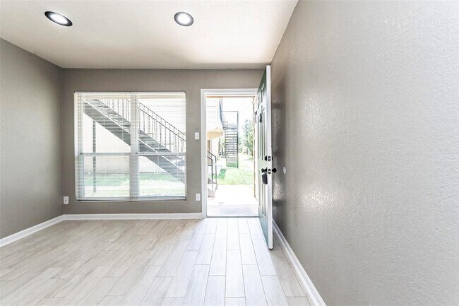 Building Photo - 8100 Creekbend Dr