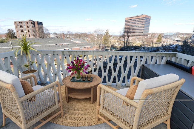 Balcón - 2000 Linwood Ave