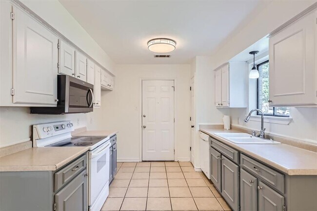Foto del edificio - 1604 Wildflower Dr