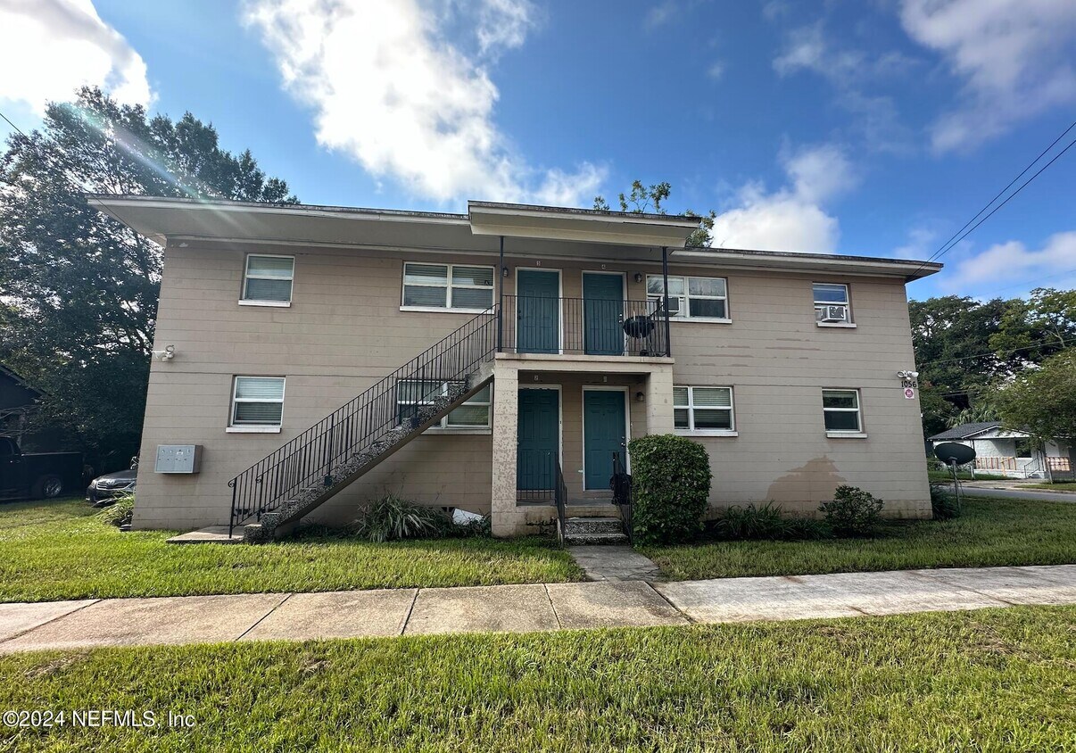 Foto principal - 1056 W 31st St