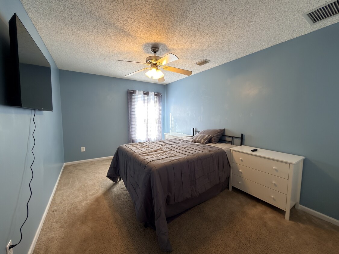 Building Photo - 8663 Julia Marie Cir