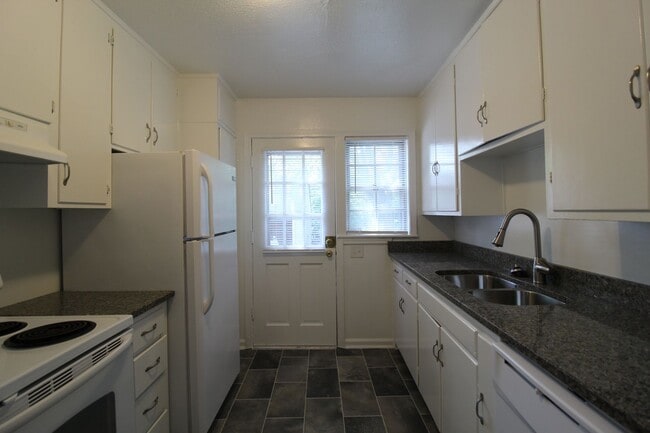 Foto del edificio - 2 Bedroom 1 Bath Duplex In The Waldo Area