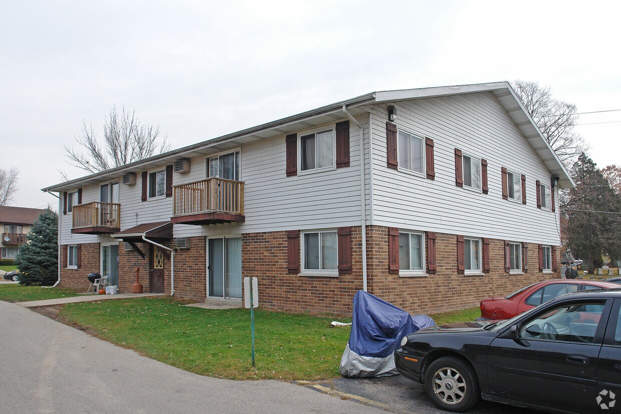 Building Photo - 700 Browns Lake Dr