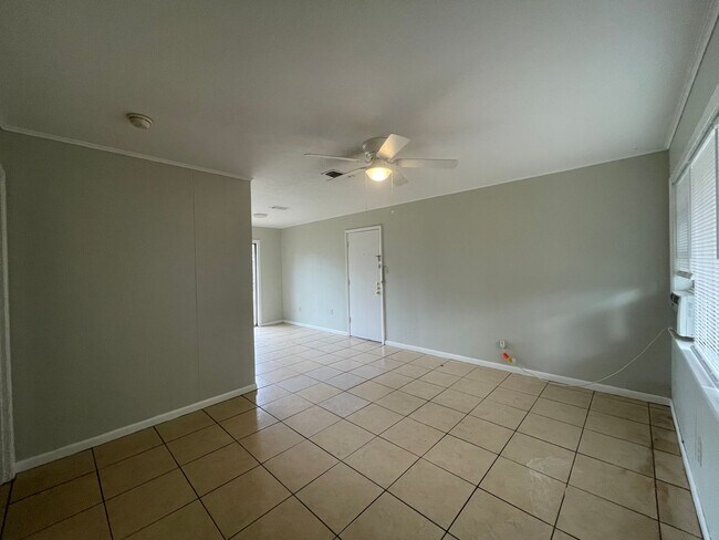 Building Photo - 3 bed 1 bath house