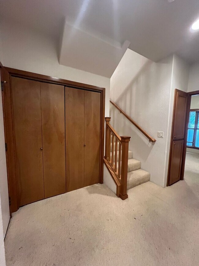 Foto del edificio - Three bedroom Townhome in Alderwood Townhomes Neighborhood