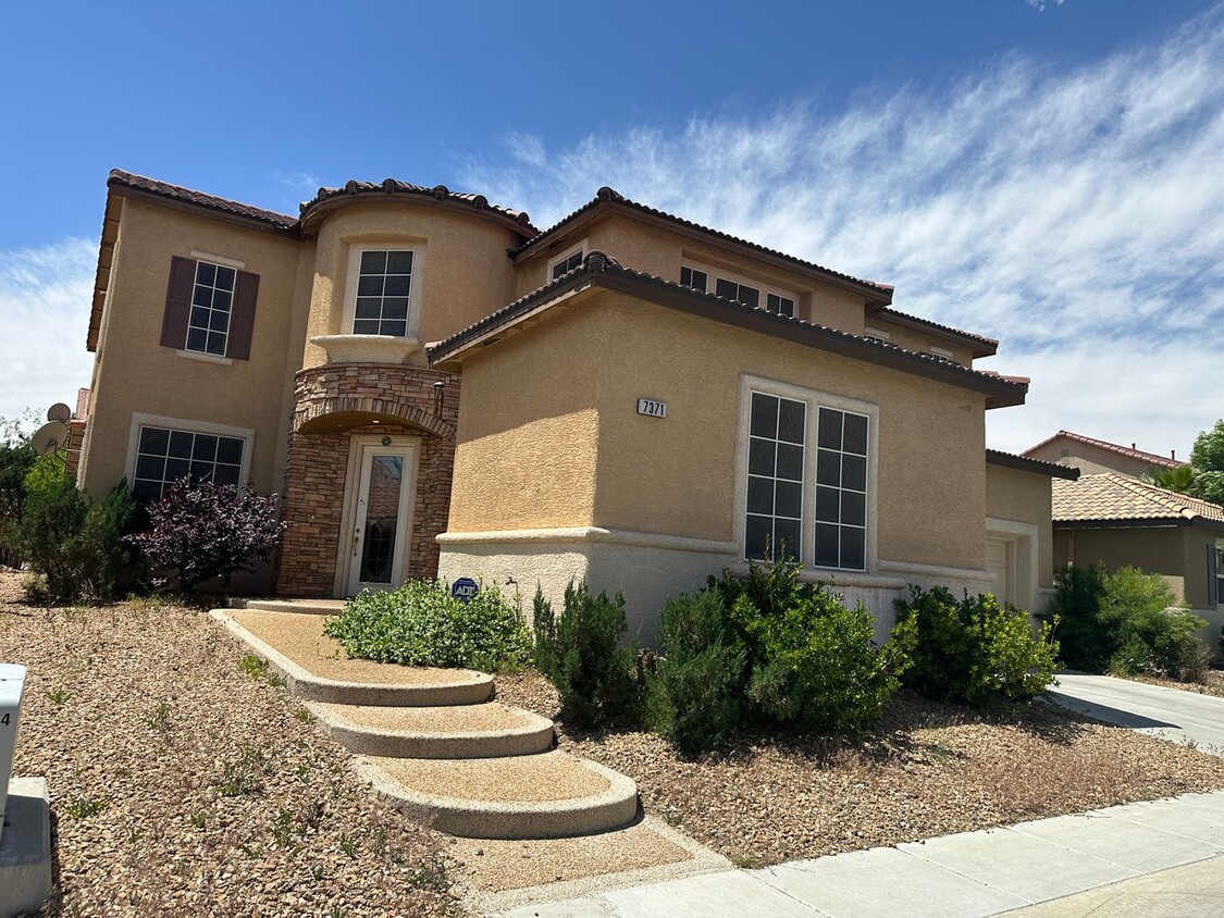 Primary Photo - Great Southwest area 2-story home inside N...