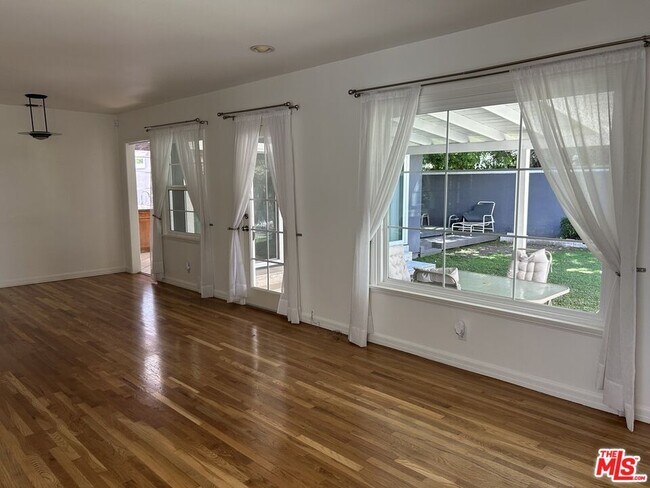 Foto del edificio - 5355 Rhea Ave