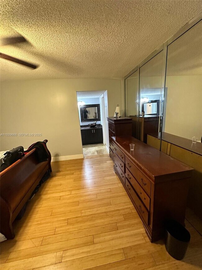 Foto del edificio - 8040 Hampton Blvd