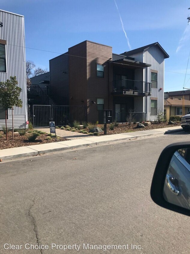 Foto principal - 3 br, 2 bath Apartment - 3548 Oak Street #203