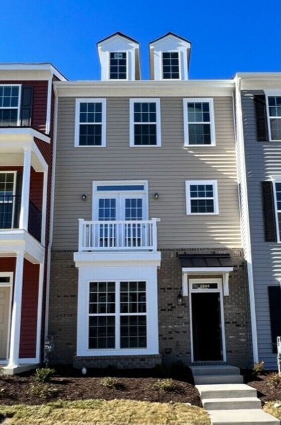 Primary Photo - Gorgeous 4 bedroom, 3.5 bath, 3-level town...
