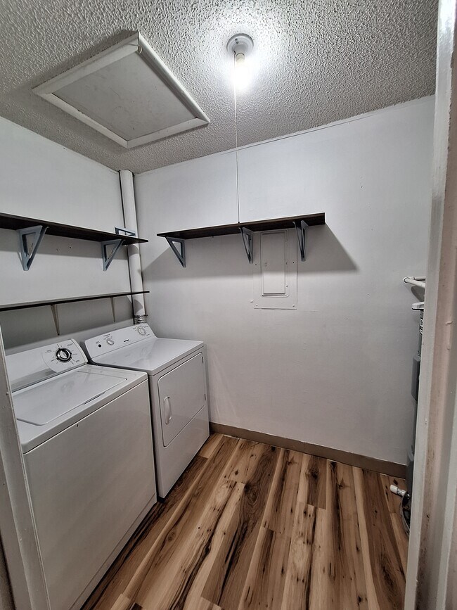 Foto del edificio - 1402 Camp Rd