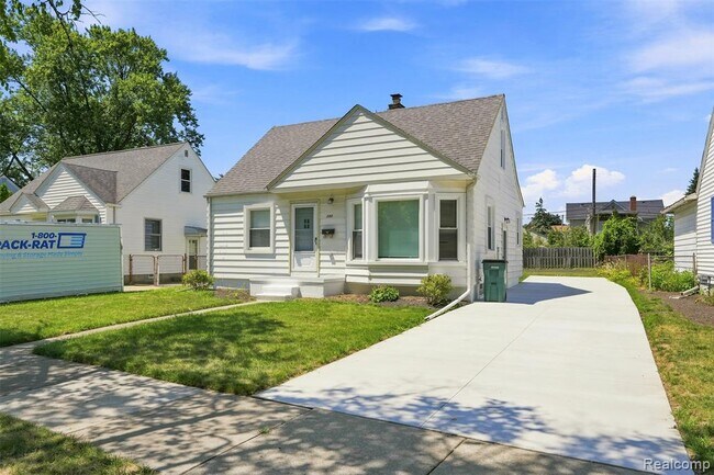 Building Photo - 100 S Custer Ave