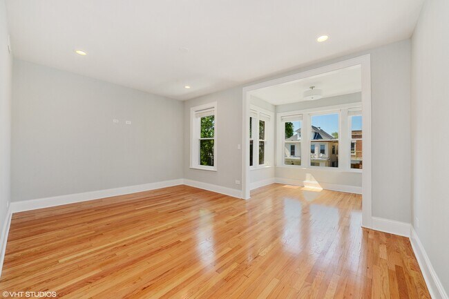 Building Photo - 3011 W Eastwood Ave