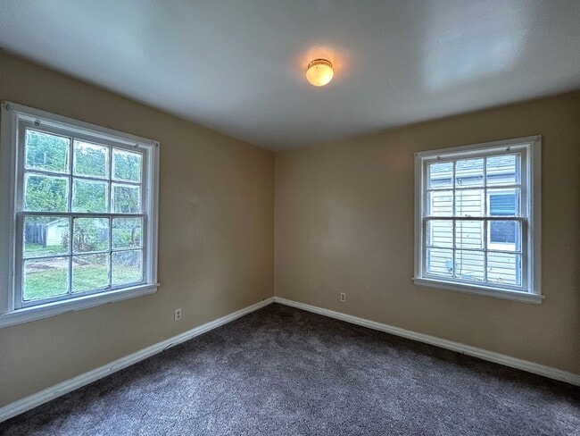 Foto del edificio - 2-Bedroom, 1-Bathroom Home with Basement –...