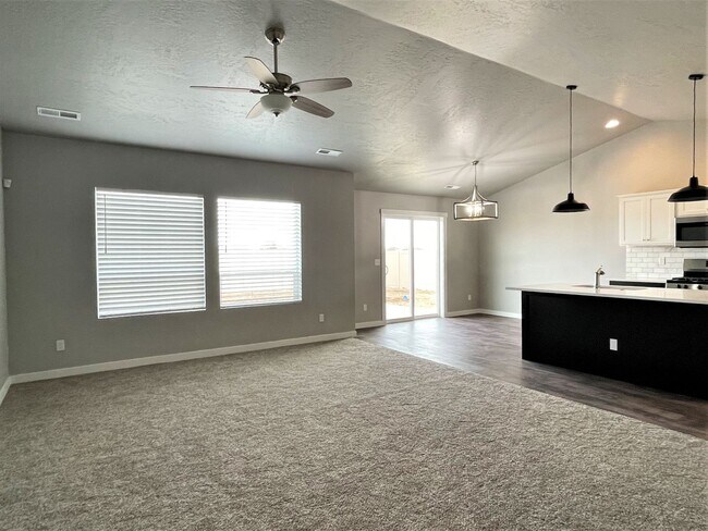 Foto del edificio - Gorgeous, brand new, 4 bed 2 bath home in ...