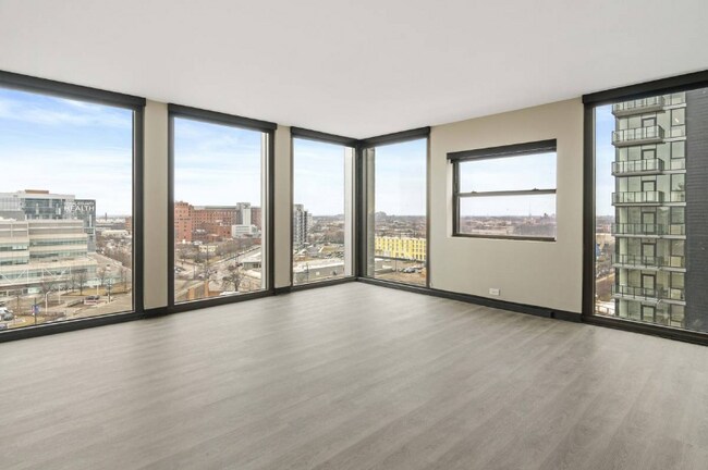 Foto del edificio - 1932 W Ogden Ave