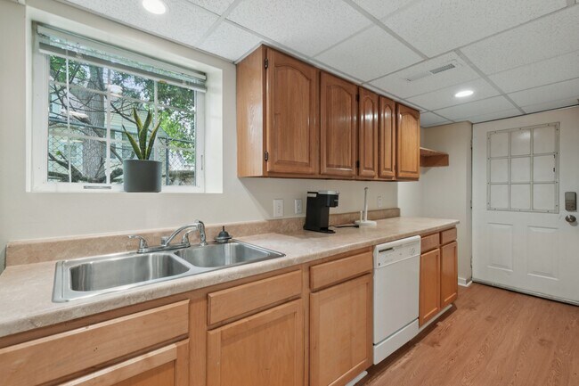 Foto del edificio - 7309 Hopkins Ave