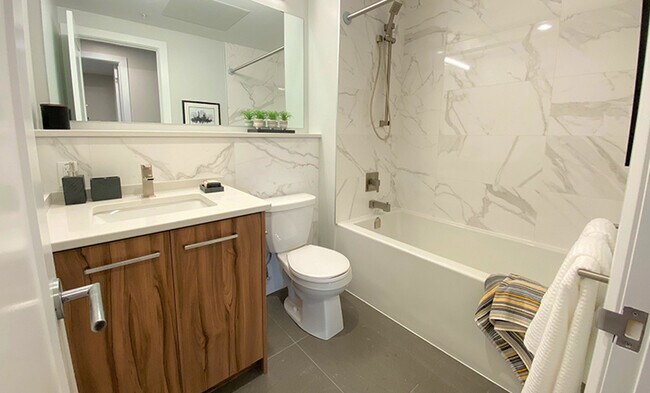 Photo du bâtiment - Helio Apartments & West 5 Townhomes