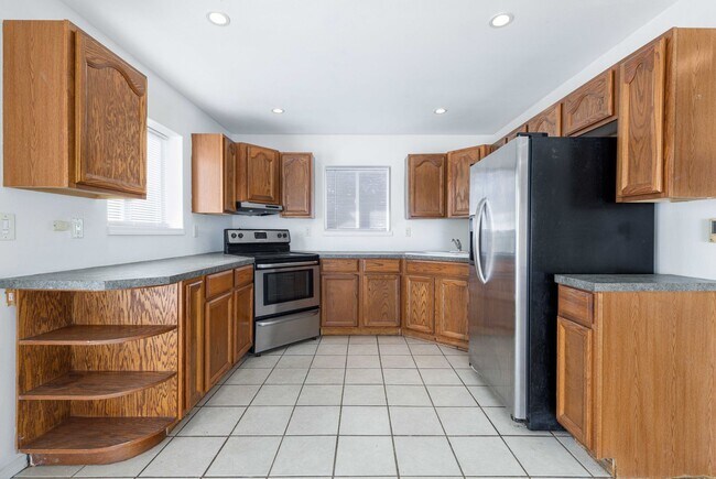Building Photo - Escape to this charming home in the Shorec...