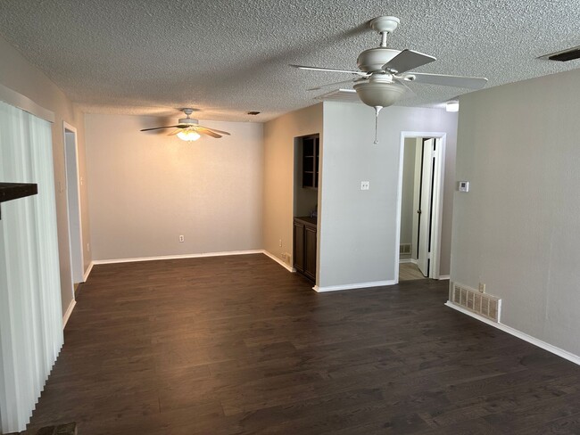 Building Photo - Great Duplex in Irving!