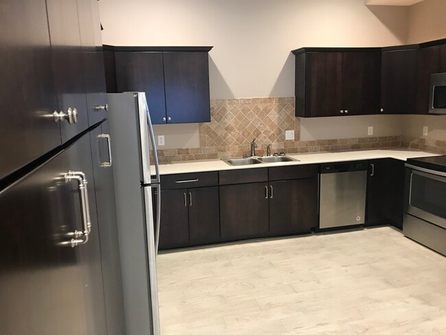 Kitchen - 1551 E Main St