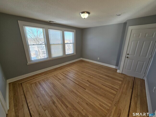 Building Photo - 263 Sheffield Ave