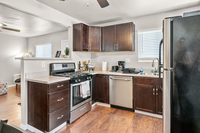 Foto del edificio - Fully Updated 2/1-Directly Across From 20th St Park- Available Now***Lease take over***