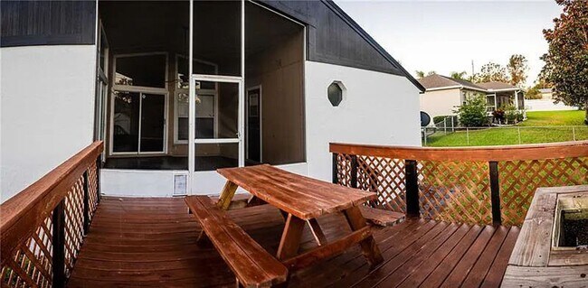 Foto del edificio - Highland Chase Three Bedroom, Updated Kitchen and Large Patio