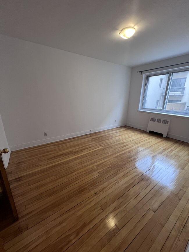 Building Photo - 2475 Av Van Horne
