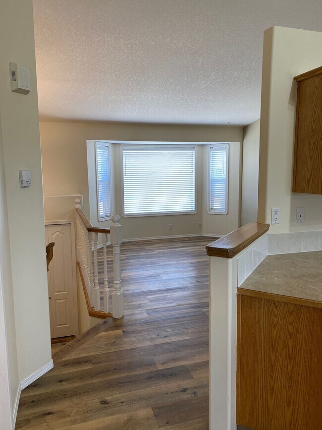 Photo du bâtiment - 3 Bed 1.5 Bath Unit in Red Deer, AB
