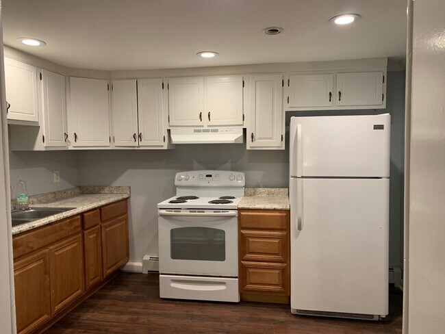 Foto del edificio - 2 Bedroom with bonus room 1.5 Bath Lower-Level Duplex