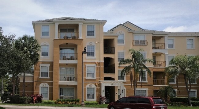 Welcome home, on the top floor, corner unit! - 4814 Cayview Ave