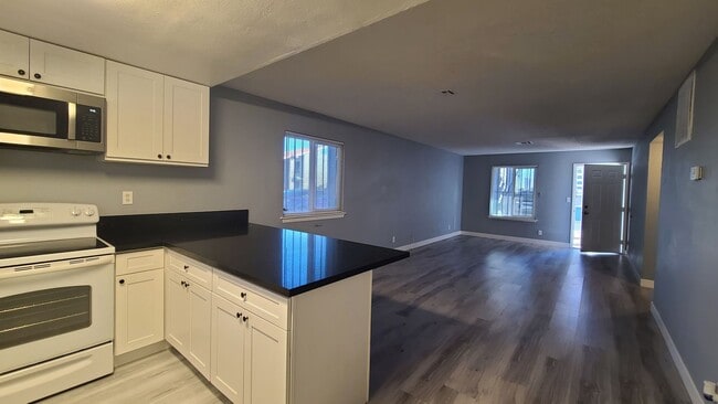 Building Photo - 2 Bedroom 2 Bathroom Downstairs condo