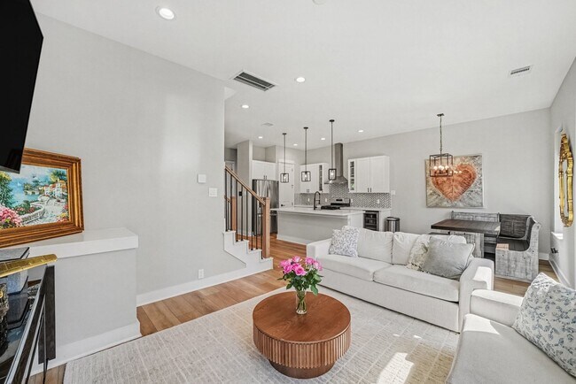 Foto del edificio - 825 Woodcrest Dr