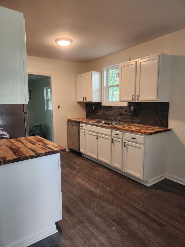 Kitchen w/butcher block - 2664 Hull St