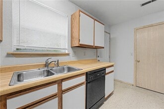 Building Photo - 1366 E Sequoyah Ct