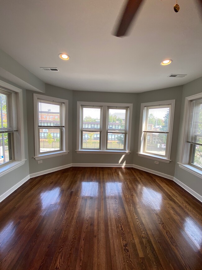 Building Photo - 5114 N Kimball Ave