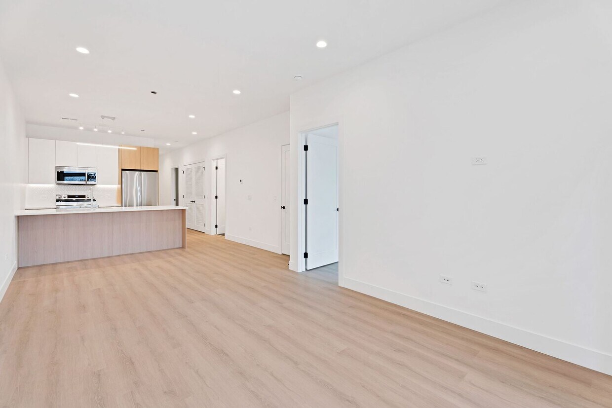 Primary Photo - East Lakeview / Wrigleyville - Brand New C...