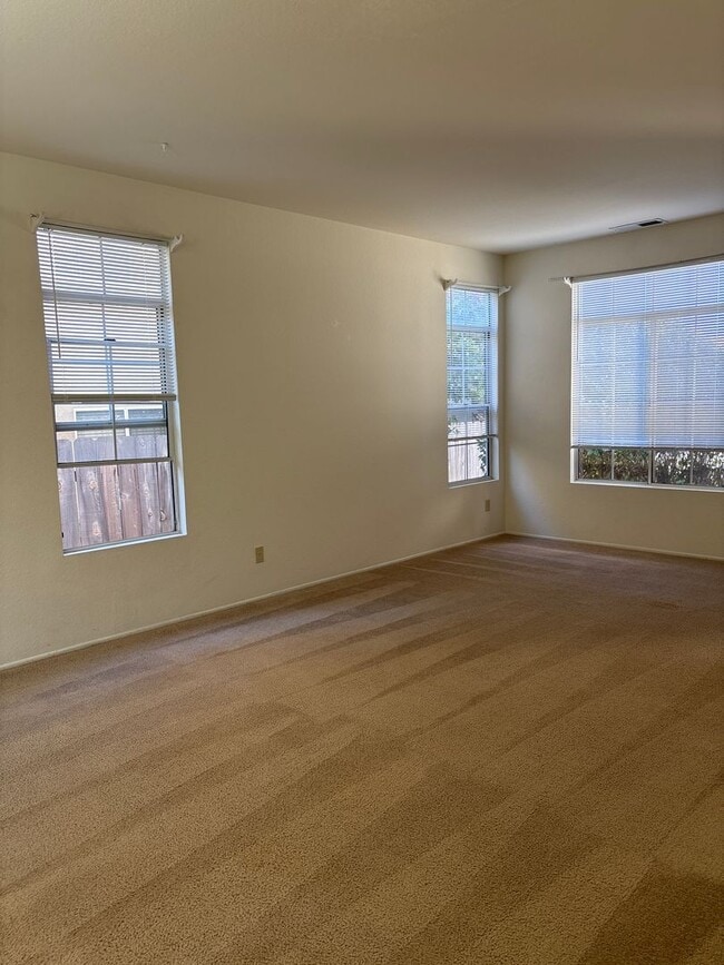 Building Photo - Four Bedroom Home in Sante Fe Hills, San M...