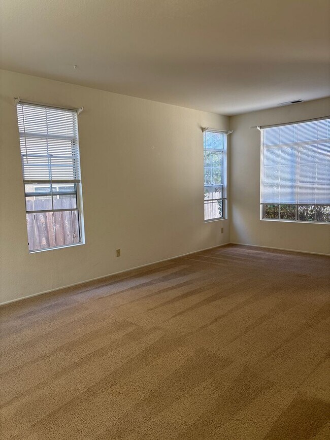 Foto del edificio - Four Bedroom Home in Sante Fe Hills, San M...