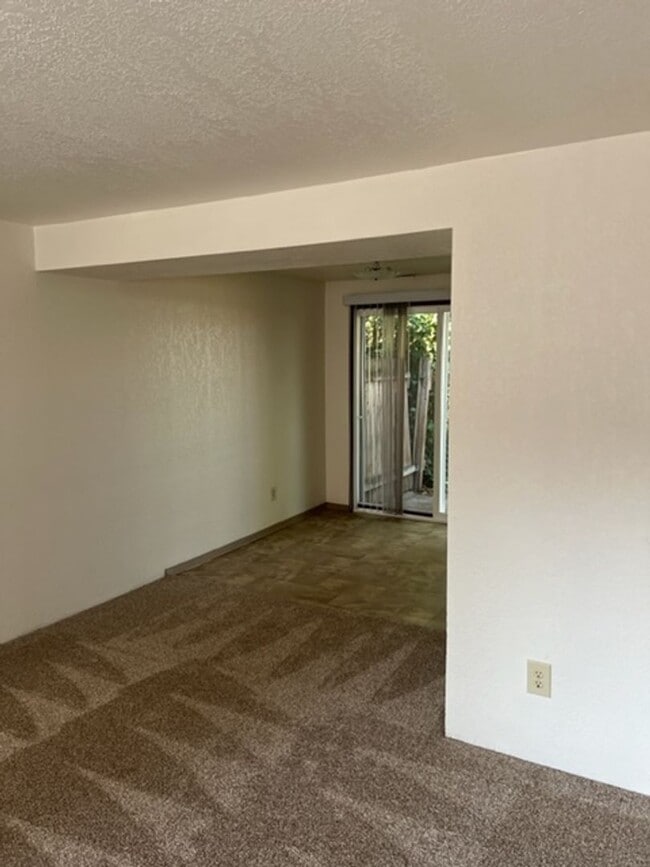 Building Photo - 2 BEDROOM TOWNHOME IN PHOENIX