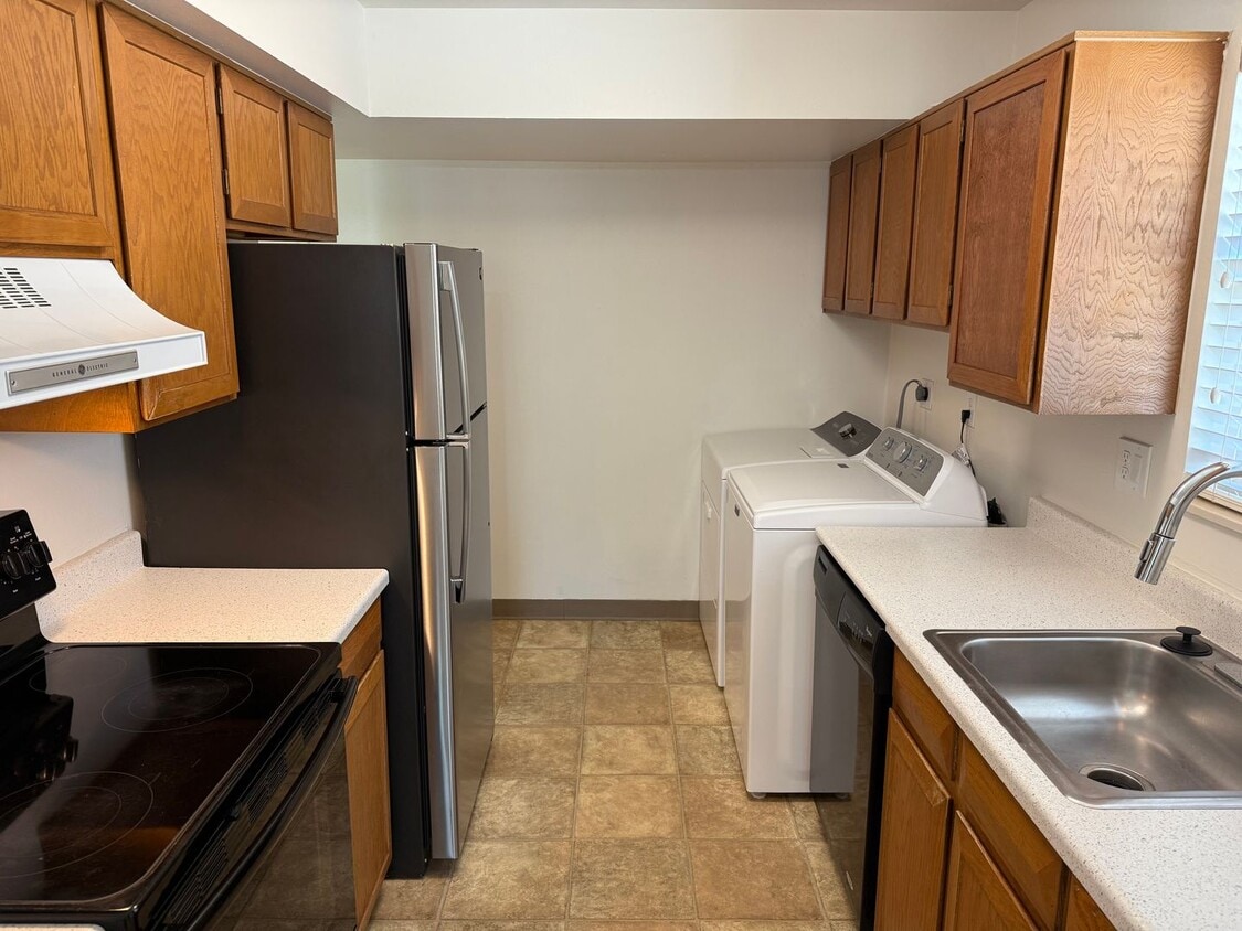 Primary Photo - Stylish & Convenient 1-Bedroom Condo in Pr...