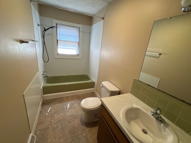Building Photo - 2 Bedroom 1 Bathroom duplex near Missouri ...