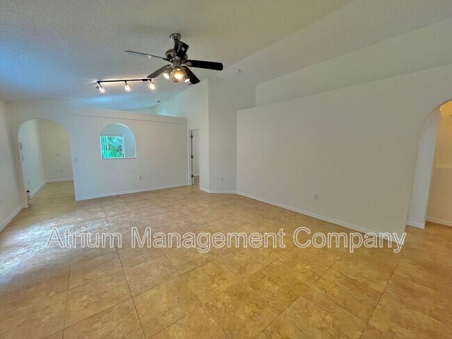 Foto del edificio - 371 Placid Lake Dr