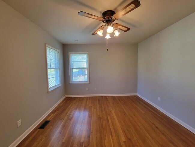 Foto del edificio - Fabulous 3-Bedroom Home with Gleaming Hard...