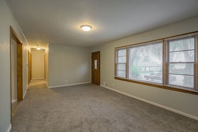 Building Photo - Updated 3 Bedroom, 1 Bathroom Home in Rayt...