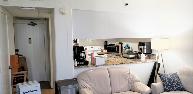 Foto del edificio - Iolani Court Plaza, Kapiolani, Renovated 1 Bederoom 1 Bathroom 1 Parking Condominium Centrally Lo...