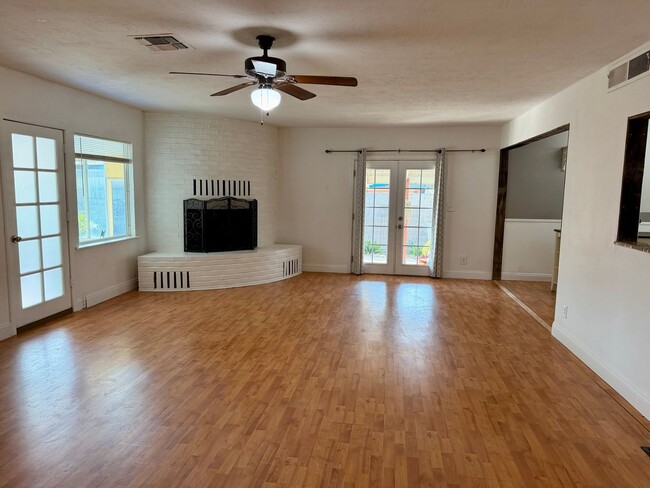 Building Photo - 223 Pollasky Ave