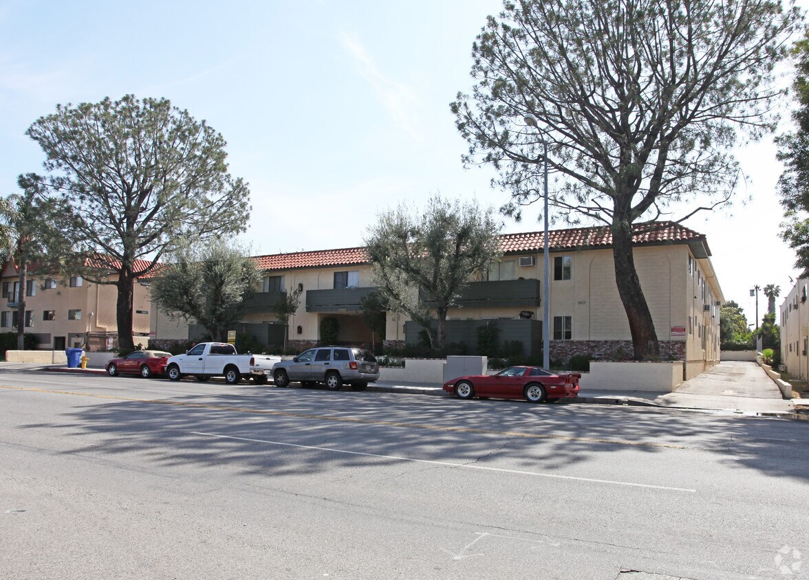 Primary Photo - 6858 Kester Ave